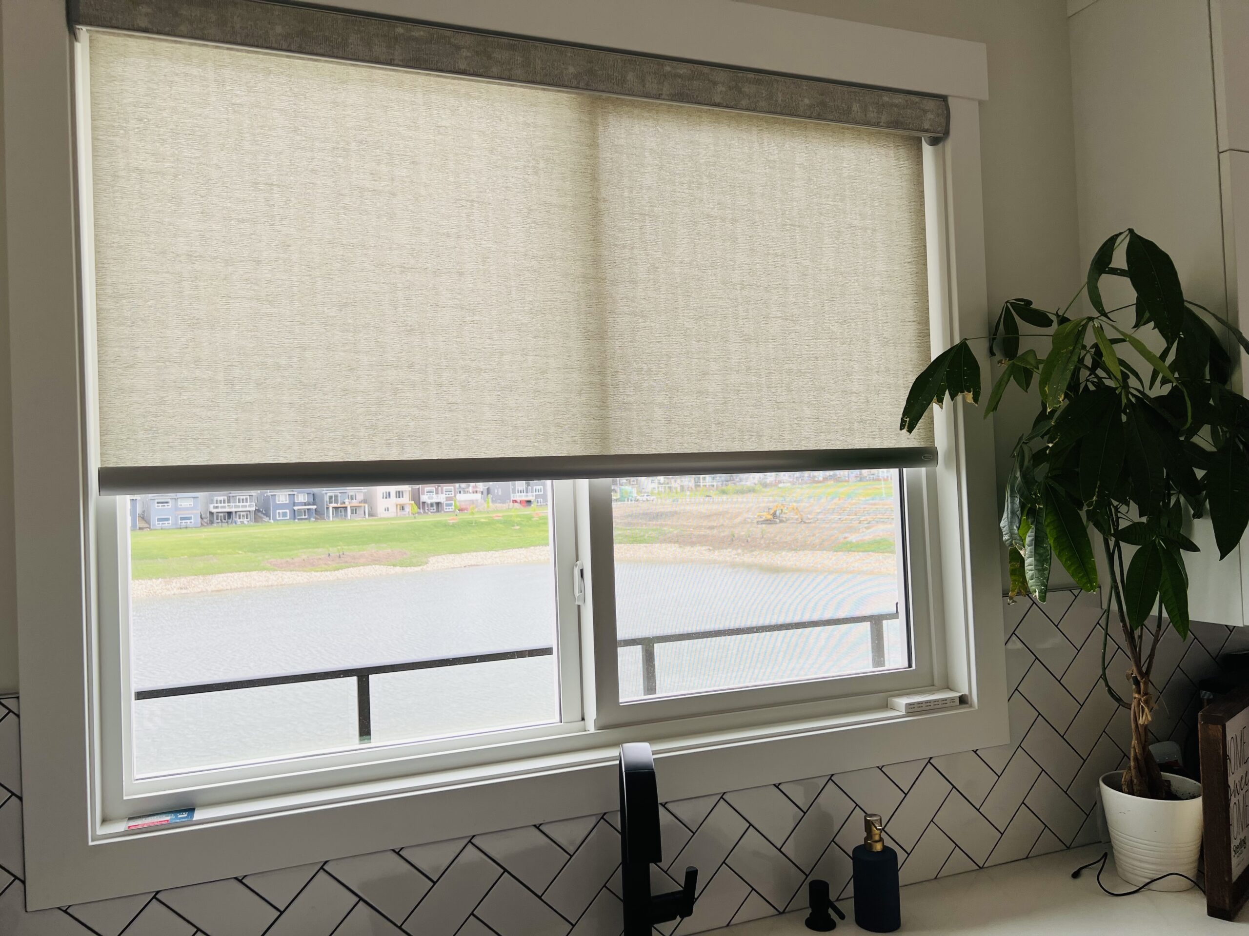 the Best Roller Shades in Calgary for Sunlight Exposure